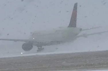 Снежна буря парализира летищата, отмениха 8000 полета в САЩ