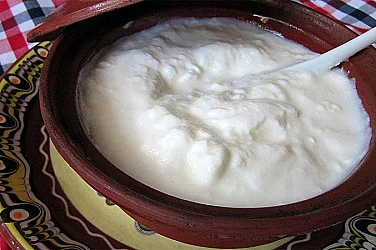 Машина на времето в мандрата: Хванаха айрян, произведен „утре“, и мляко от месец май