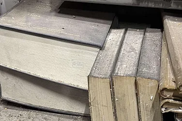 Книгите загиват в Националната библиотека, спират течове с кошчета и саксии