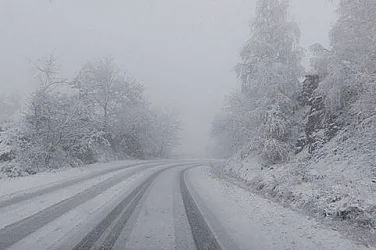 Извънгабаритни тирове блокираха пътя между великотърновски села