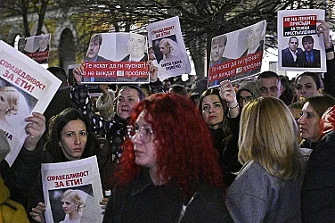 С куфари пред Съдебната палата: Гняв в София заради намалената присъда за убийството на Евгения