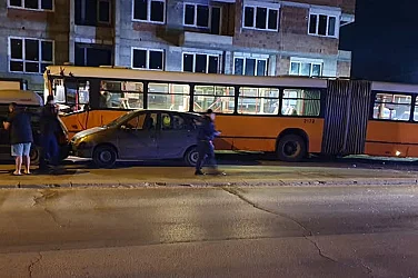 Автобус на градския транспорт помете няколко коли в София