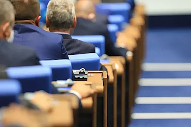 По-висока МРЗ и повече социални разходи: Парламентът прие удължителния бюджет