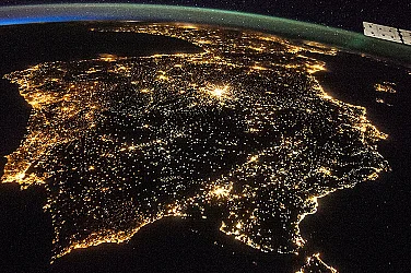 Земята нощем: Светът свети повече, но не навсякъде