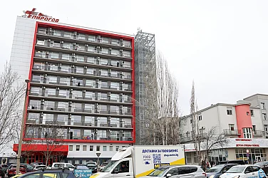 Момче падна от счупен парапет до НДК и е в кома в „Пирогов“