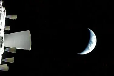 Какво се случва в космоса: „Орион“ започва първия си пълен ден извън Земята