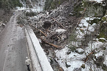 Свлачища и паднали скални маси затрудняват движението в страната