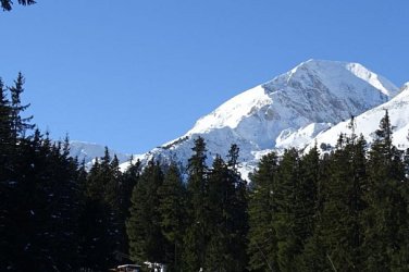 Добри условия за туризъм в планините, снежната покривка е до 15 см