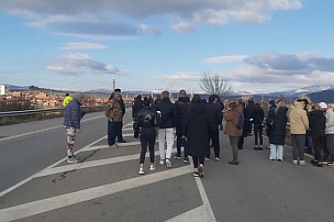 Протест заради 18-годишното момиче, загинало след сблъсък с коне. Пътят Кюстендил - Гюешево е затворен