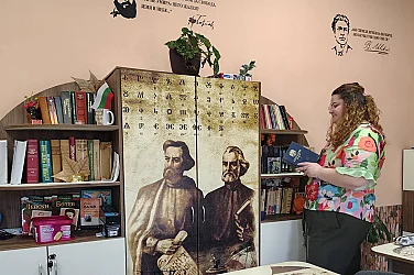Тя подарява книги на учениците си в малкото училище – за езика, който трябва да съхраним