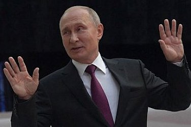 И Путин се показа от досиетата "Епстийн", педофилът набирал жени чрез КГБ