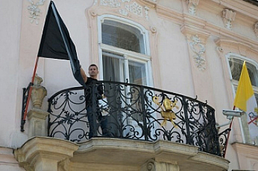 И баба Пена се изказа за папата: Народен чиляк бил. Гьонсуратлъкът на път към Рим