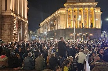 Два протеста събраха хиляди центъра на София