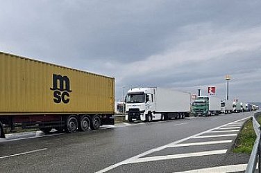 Блокадата на гръцките фермери продължава, километрични колони