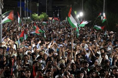 Протести разтърсват Иран, има убити и десетки арестувани. Тръмп заплаши с намеса