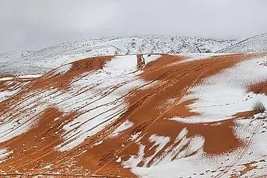 Сняг покри пясъчните дюни на Сахара