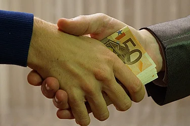 ЕС прие общи правила и наказания за корупция, с присъди от 3 до 5 години затвор