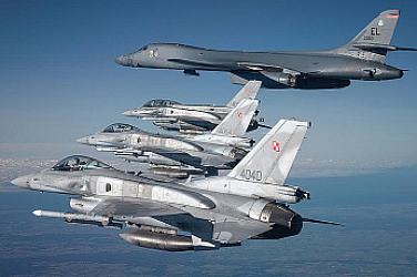 Русия атакува западна Украйна, Полша вдигна военни самолети
