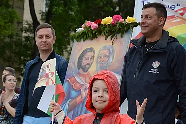 Улиците оживяха от празнични шествия. Как България отбеляза 24 май /обзор/