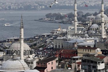 Край на „таксата за маса“: Турция въвежда нови правила за кафенета и ресторанти