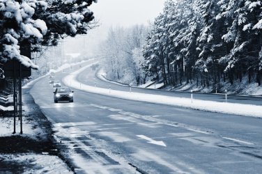 Жълт код за Бъдни вечер: дъжд, сняг и вятър. Как да пътуваме безопасно?