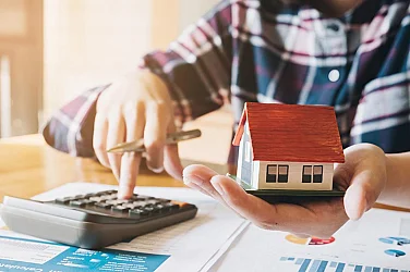 Българите свиват разходите за жилища, коли и ремонти