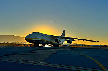 Един от най-големите самолети в света кацна в София