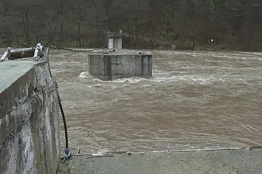 Над 80 литра дъжд за часове в Кърджалийско: Свлачища и отрязани населени места