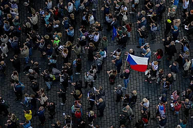 В над 400 градове и села: Хиляди чехи подкрепиха президента Павел срещу премиера Бабиш