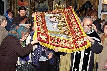 Разпети петък – без  Света литургия през деня, изнася се Христовата плащаница