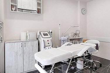 Глоба и затвор за собствениците на козметичния салон, в който клиенти са заснемани голи