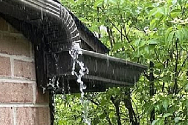 Взривено небе! Плющя и гърмя, призори дъждът кротна