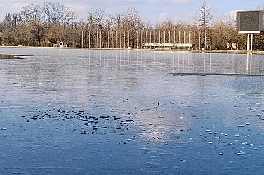 Студена вълна: Гребният канал в Пловдив замръзна