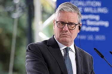 Британският премиер на косъм от оставка