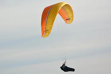 Екстремна операция в планината: Спасители измъкнаха парапланерист от скален капан