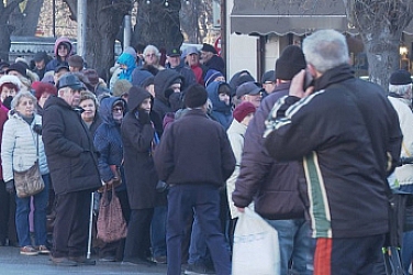 Градският транспорт във Варна - безплатен за пенсионери, ученици и хора с увреждания. Големи опашки за карти