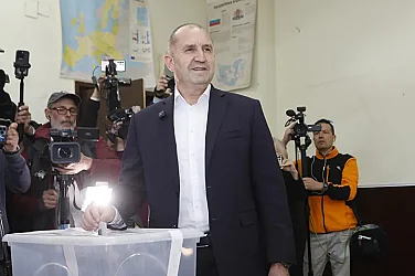 Румен Радев гласува в София с машина
