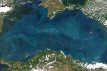 НАСА съобщи, че Черно море е изменило рязко цвета си. Има опасност от масово измиране на обитателите му