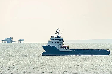 „Чакаме и се молим нищо да не ни удари“: Хиляди моряци блокирани в танкери край Ормуз