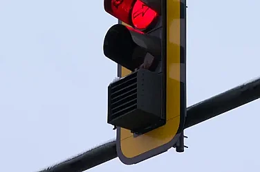 „Щори“ на светофарите при „Орлов мост“ – мярка срещу катастрофи, но и с критики