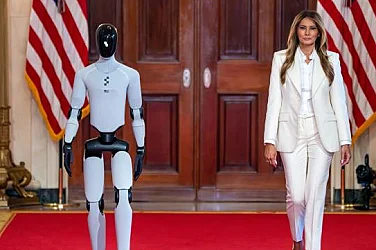 Мелания Тръмп влезе в Белия дом с робот