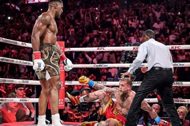 Антъни Джошуа спря Джейк Пол в шестия рунд на мача в Маями