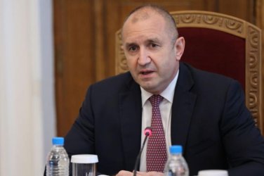 Радев връчва първия мандат след Нова година