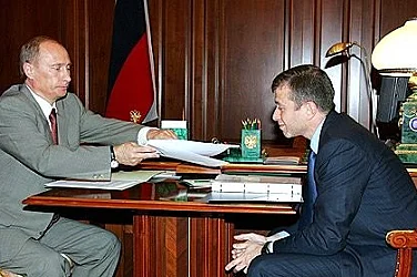 Парите от „Челси“: Защо милиардите на Абрамович още не стигат до Украйна?