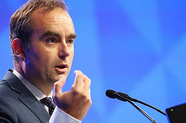 Правителството на Франция оцеля след два вота на недоверие за ден