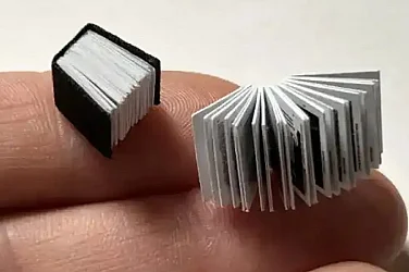 Българска миниатюрна книжка ще излети до Луната