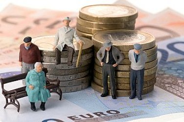 Повишаването на цените, а не коледните добавки ще създаде напрежение, смята политолог