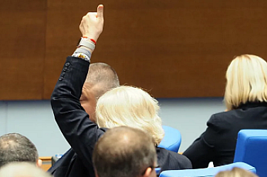 Радев загуби битката: НС поема контрола над ДАР