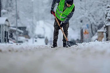 Ледени тротоари и десетки пострадали: Кой трябва да чисти и защо София буксува?