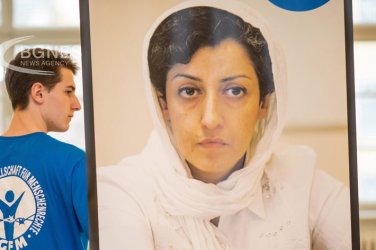 Репресиите в Иран продължават: Арестуваха Нобеловата лауреатка за мир Наргес Мохамади